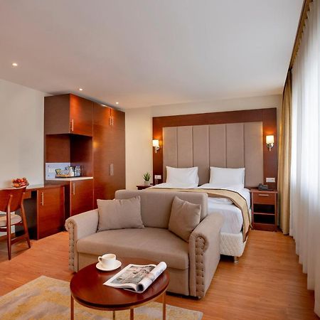 Palast Hotel Huerth Ngoại thất bức ảnh