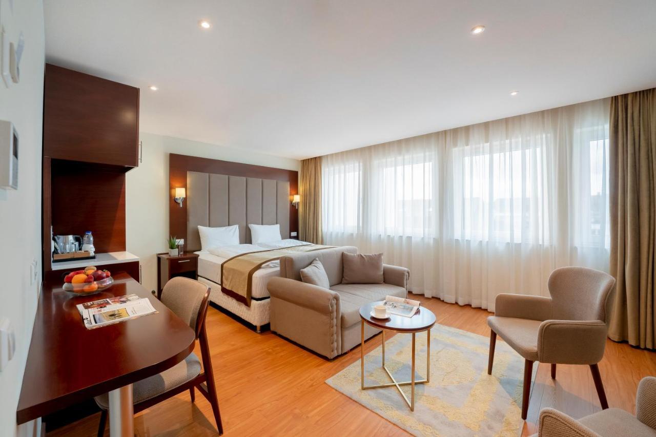 Palast Hotel Huerth Ngoại thất bức ảnh