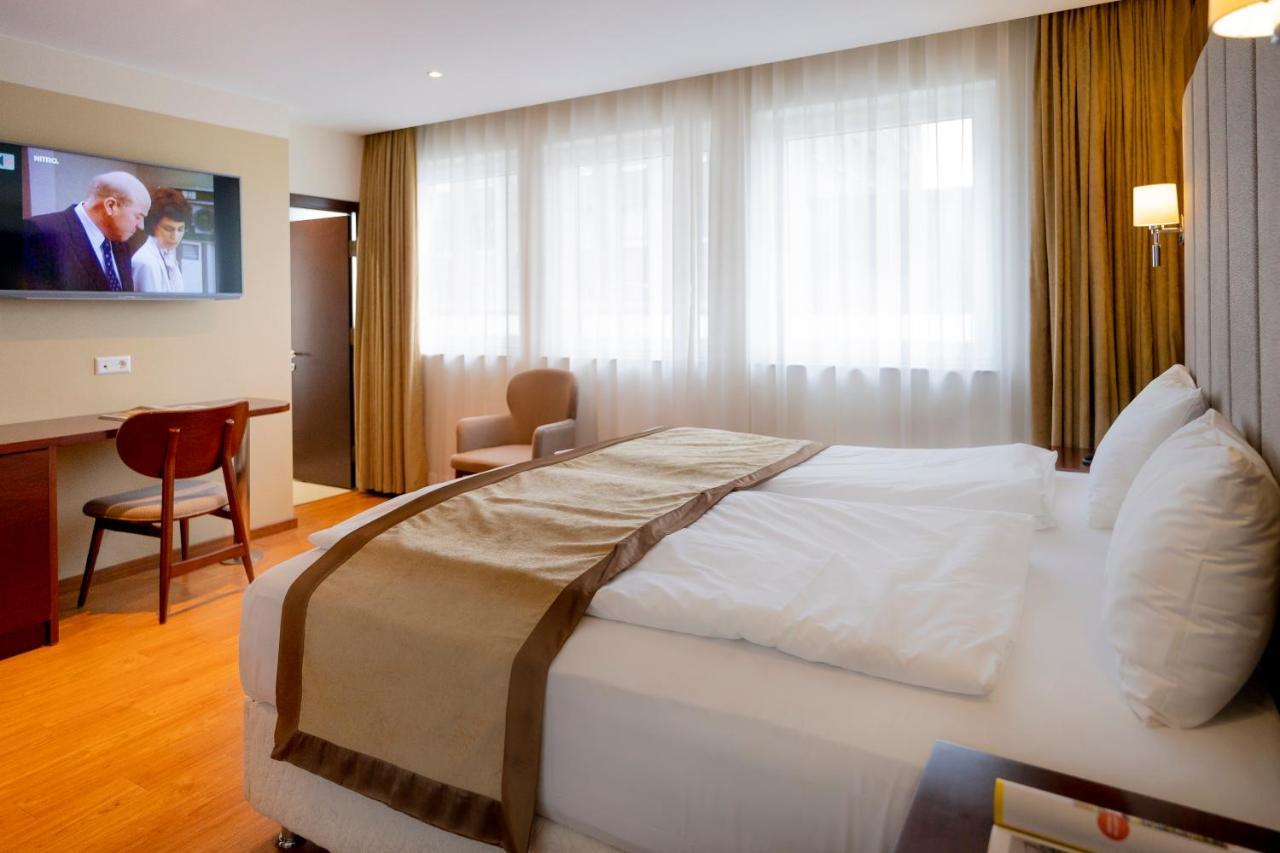 Palast Hotel Huerth Ngoại thất bức ảnh