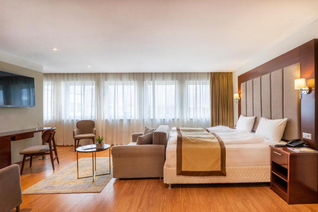 Palast Hotel Huerth Ngoại thất bức ảnh