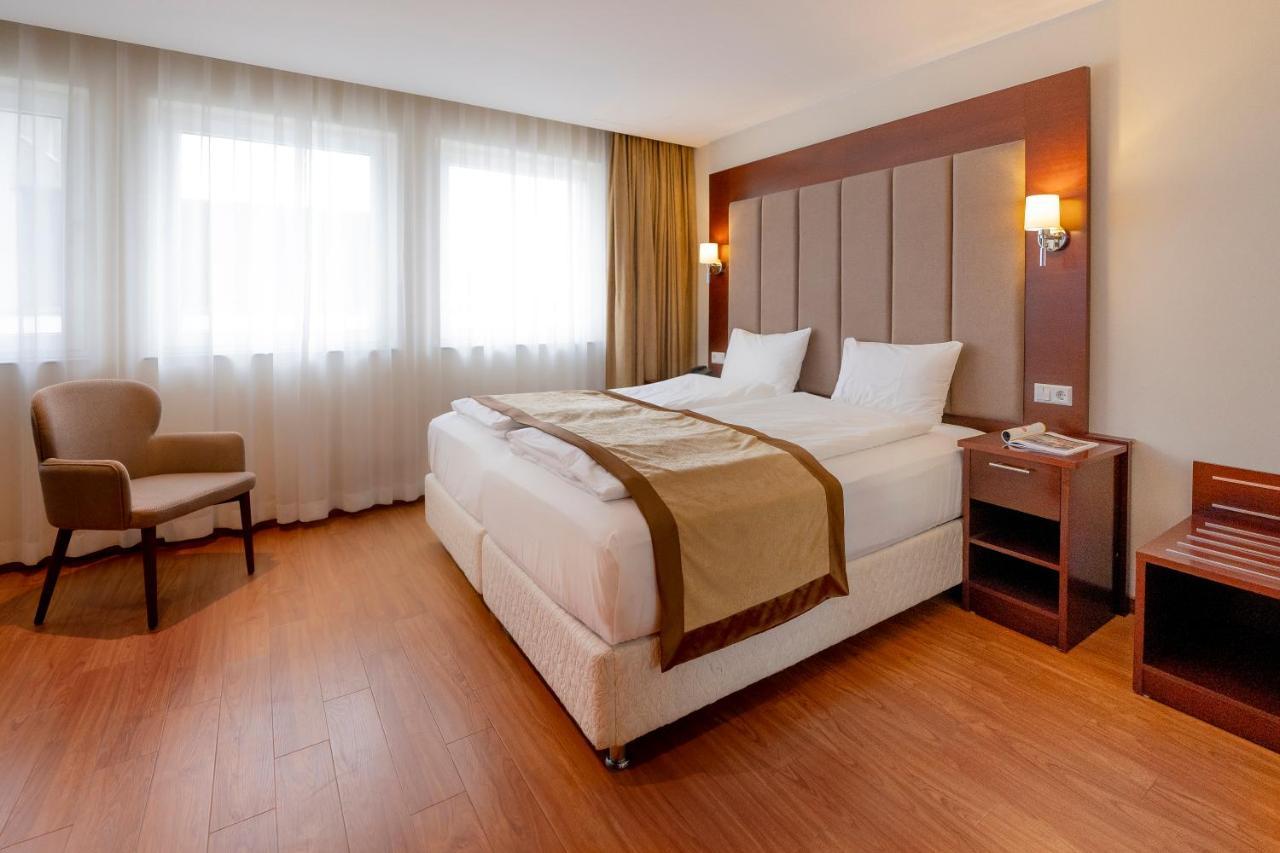 Palast Hotel Huerth Ngoại thất bức ảnh