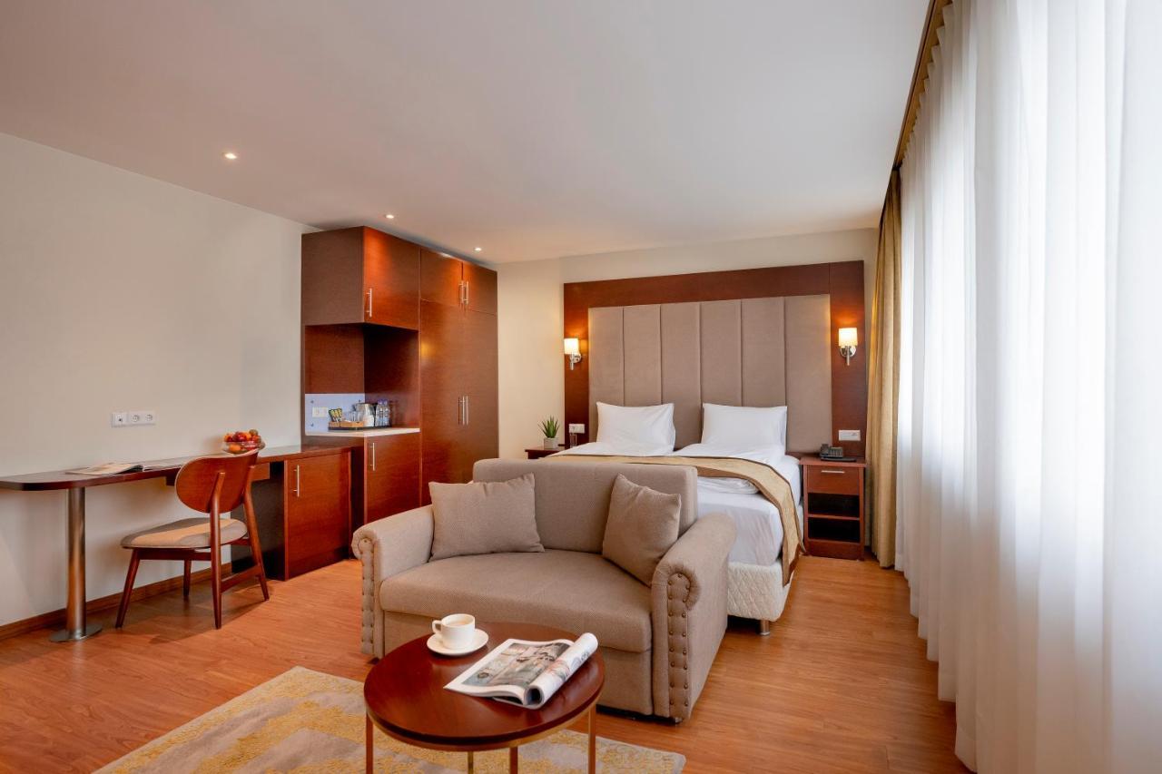 Palast Hotel Huerth Ngoại thất bức ảnh
