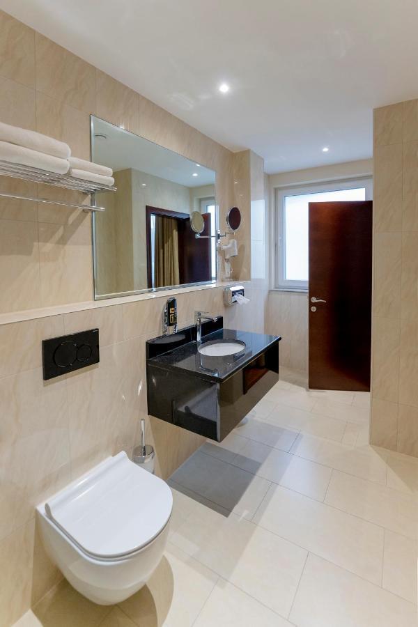 Palast Hotel Huerth Ngoại thất bức ảnh