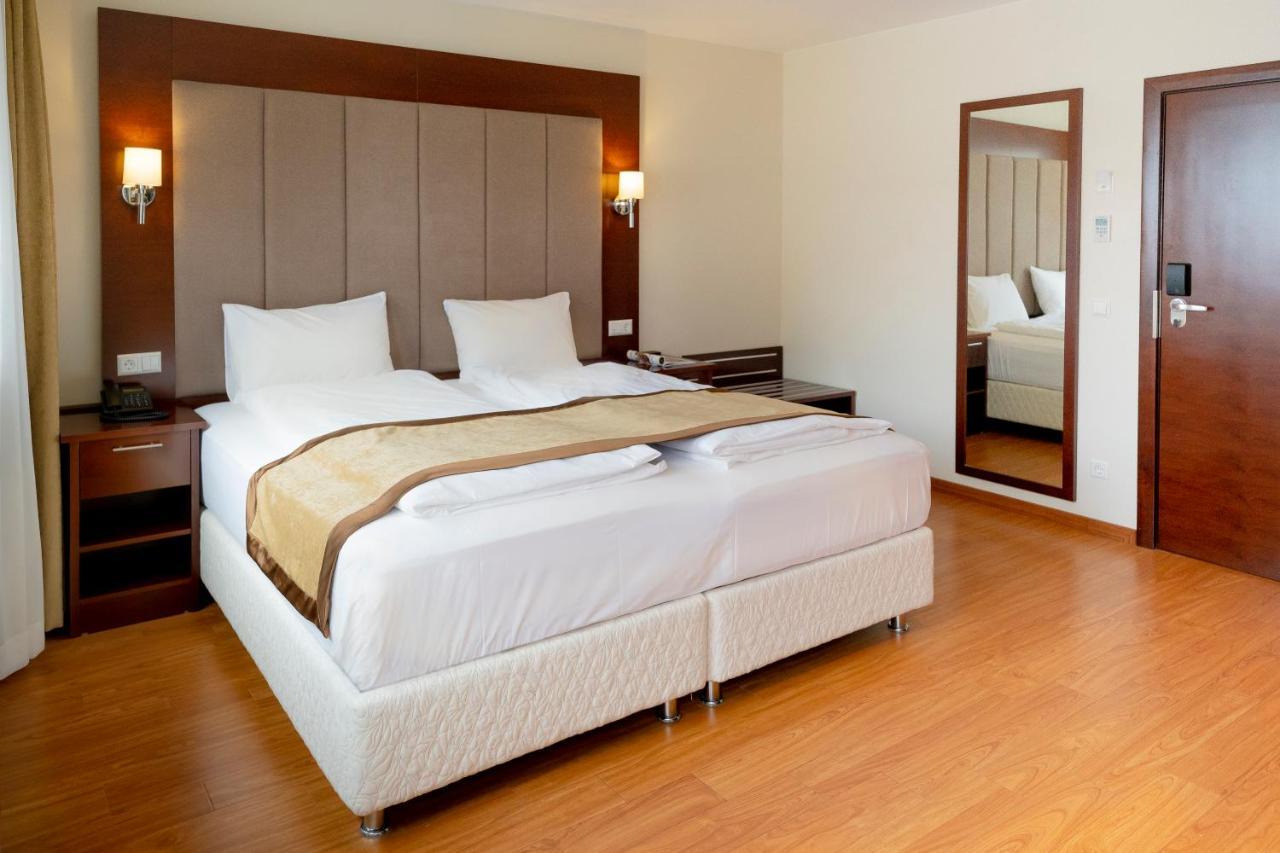 Palast Hotel Huerth Ngoại thất bức ảnh