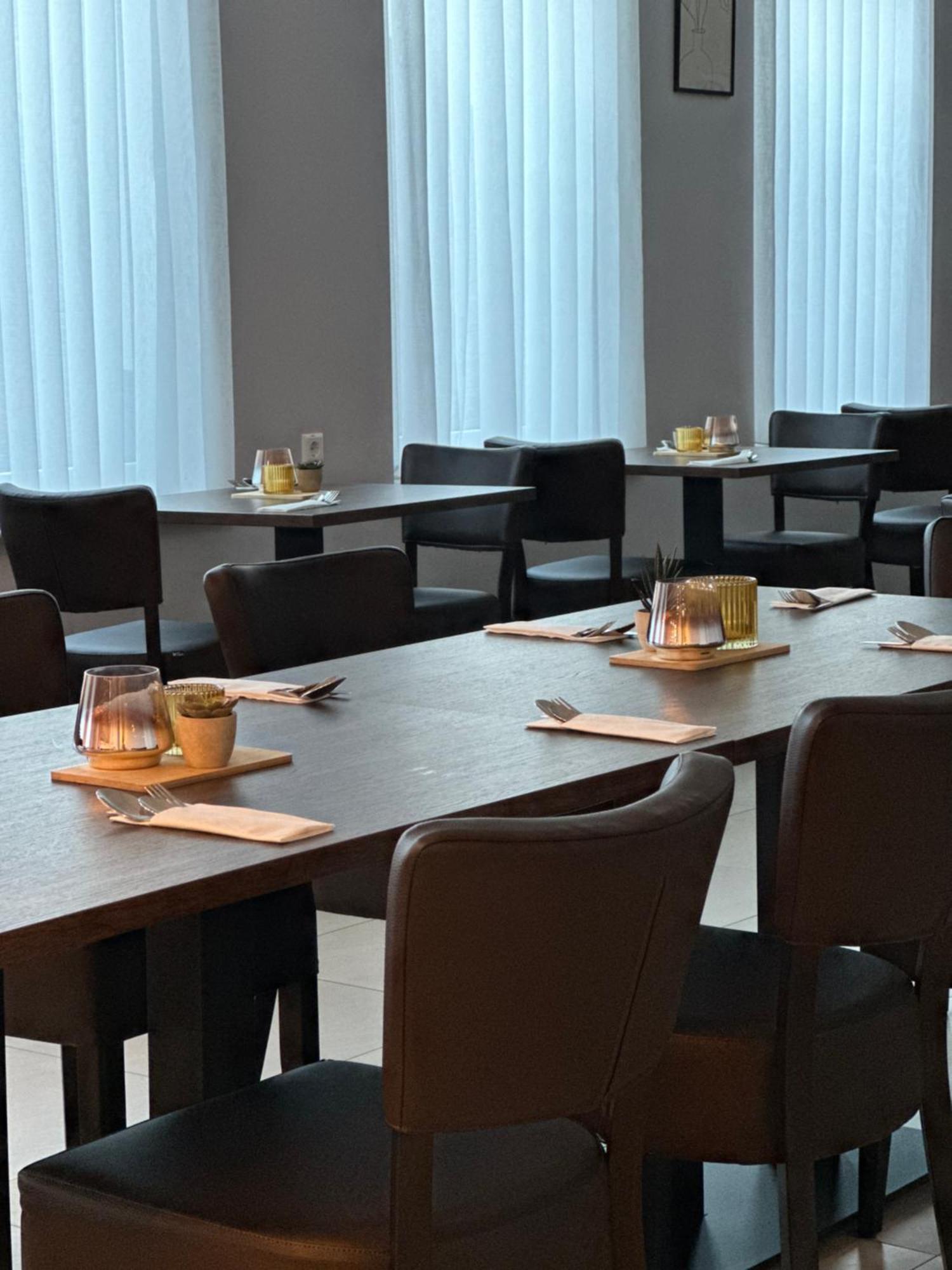 Palast Hotel Huerth Ngoại thất bức ảnh